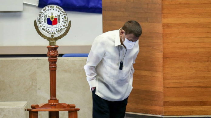 Presidente de Filipinas pide desinfectar cubrebocas con gasolina
