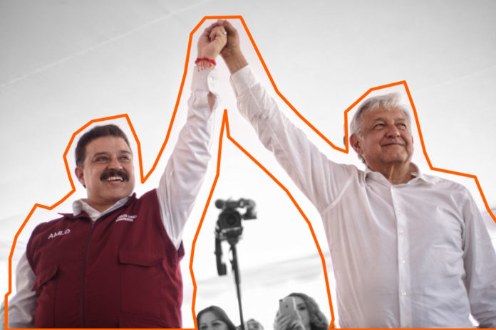 LA BARCA, JALISCO, 21MAYO2018.- Andrés Manuel López Obrador, candidato de la coalición “Juntos Haremos Historia” de los partidos Morena, PT y PES, sostuvo un encuentro con simpatizantes a su movimiento en la plaza principal de la cabecera municipal