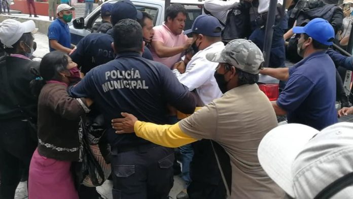 Con exceso de fuerza detienen a mujeres indígenas Con exceso de fuerza detienen a mujeres indígenas