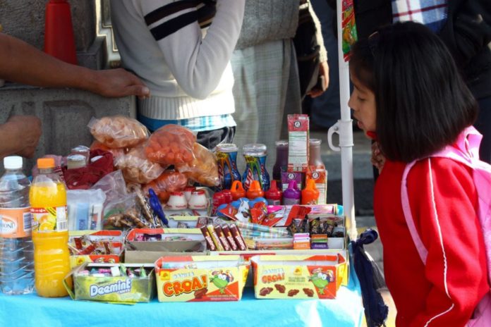 Prohiben en Oaxaca que menores tengan acceso a comida chatarra y refrescos Prohiben en Oaxaca que menores tengan acceso a comida chatarra y refrescos