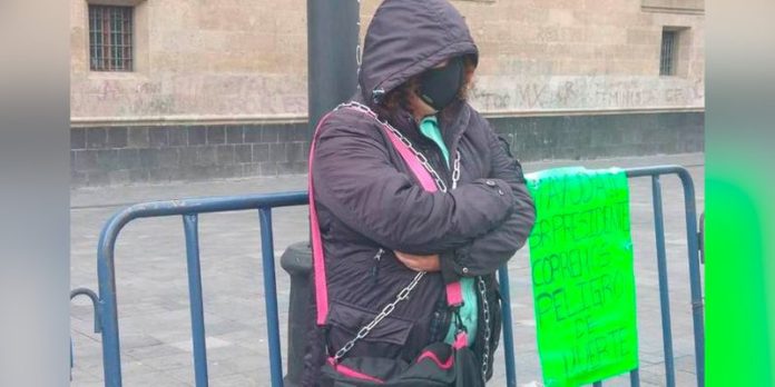 Mujer se encadena frente a Palacio Nacional Mujer se encadena frente a Palacio Nacional