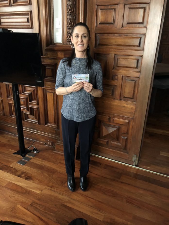 Ahora Sheinbaum presume su “cachito” para la rifa de Obrador
