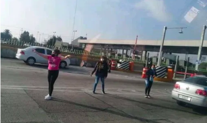 Manifestantes bloquean accesos de la caseta México-Pachuca