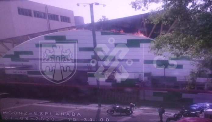 Bomberos controlan incendio originado dentro de un deportivo en Tlatelolco
