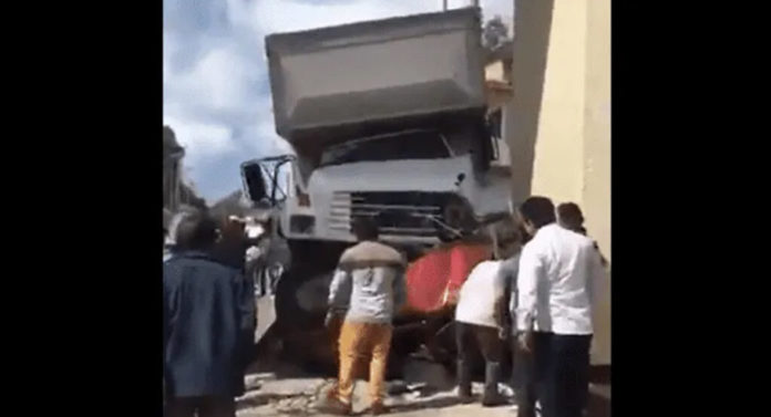 Camión del IMSS embiste vehículos en Chiapas, 3 personas perdieron la vida