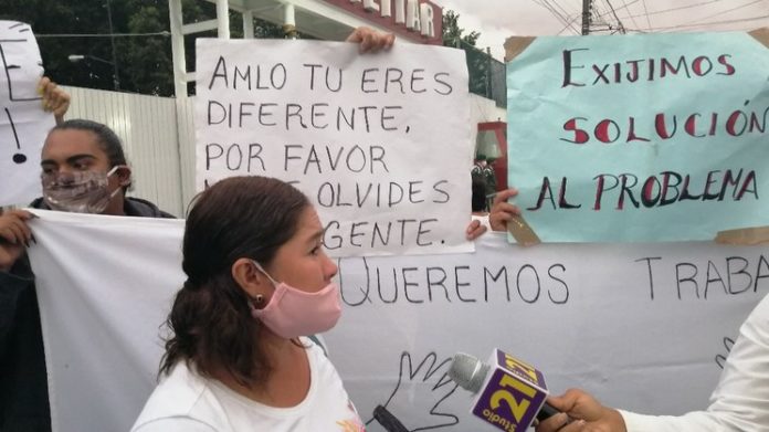 Inconformes se manifiestan en la mañanera de AMLO