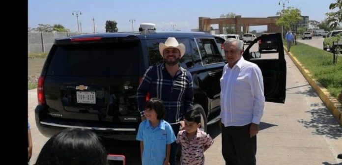 Critican en redes a AMLO por tomarse foto con “El Komander”