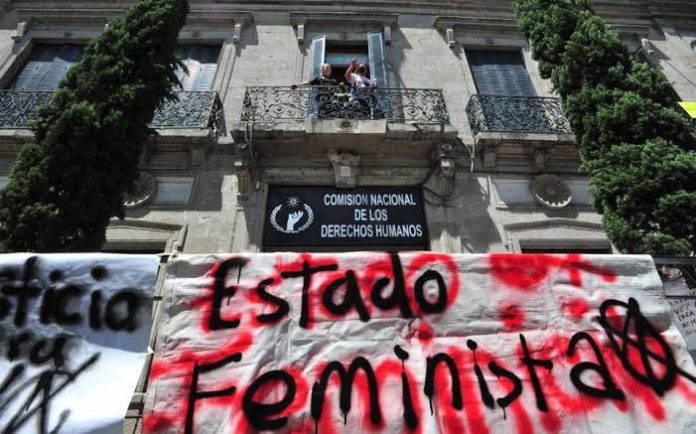 Encapuchados toman a la fuerza instalaciones de la CNDH