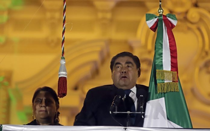 Para él, es más importante que los órdenes de gobierno sean quienes confirmen los valores ciudadanos y patrios, dejando de lado los riesgos de la pandemia. ¡Vaya estulticia!