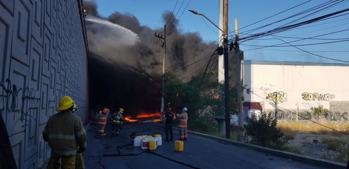 Se registra un incendio en una bodega de plástico en Monterrey