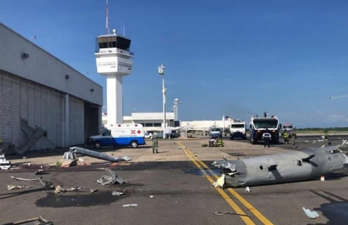 Helicóptero de la Marina se desploma en Tabasco, reportan tres heridos Un helicóptero de la Secretaría de Marina (Semar) sufrió un accidente en el Aeropuerto Internacional “Carlos Rovirosa Pérez” de Villahermosa, Tabasco. El incidente se registró a las 10 de la mañana y de acuerdo con Protección Civil de la entidad tres personas resultaron heridas, por lo cual fueron trasladadas a un hospital para recibir atención médica. En un comunicado, la dependencia detalló que este incidente ocurrió cuando la aeronave Blackhawk MI-17 chocó con un poste al realizar maniobra de aterrizaje. Ello provocó que parte del helicóptero se desprendiera y se proyectara hasta las áreas de estacionamiento del aeropuerto. Hasta el momento se desconoce si este percance se debió a una falla mecánica o a un error humano, sin embargo la terminal aérea suspendió operaciones a de que las autoridades correspondientes realicen las investigaciones. Con información de La Razón y El Universal MSA