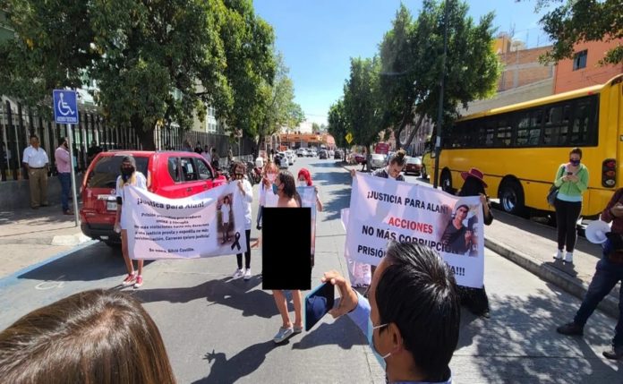 Madre se desnuda ante la Fiscalía de SLP y pide justicia por hijo asesinado