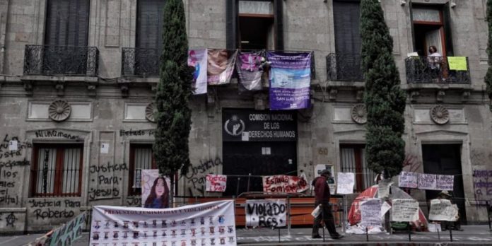 Demanda a mujeres toma de CNDH Demanda a mujeres toma de CNDH