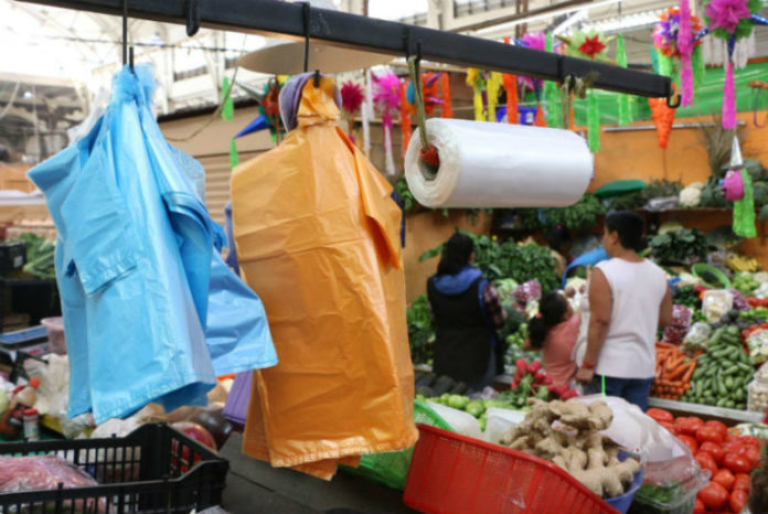 Solicitan seguir vendiendo productos plásticos Solicitan seguir vendiendo productos plásticos