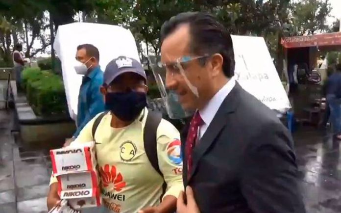 VIDEO: Cuitláhuac García se niega comprarle un chocolate a un vendedor