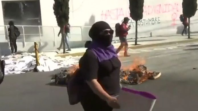 Encapuchadas vandalizan y queman documentos de la FGJ-CDMX