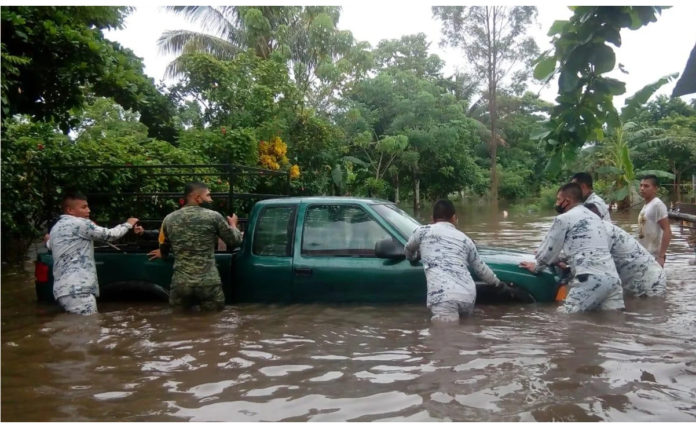 Ejército y GN apoyan a damnificados de Tabasco y Chiapas