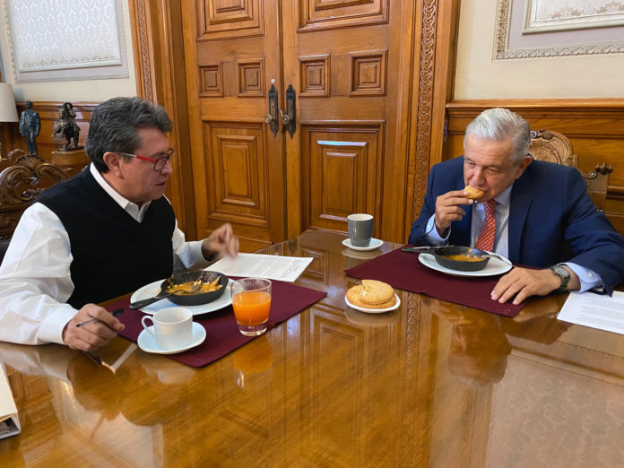 Presume AMLO su desayuno en Palacio Nacional, mientras su paisanos siguen inundados