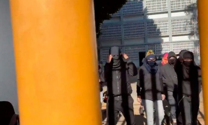Encapuchados abandonan Prepa 9 de la UNAM