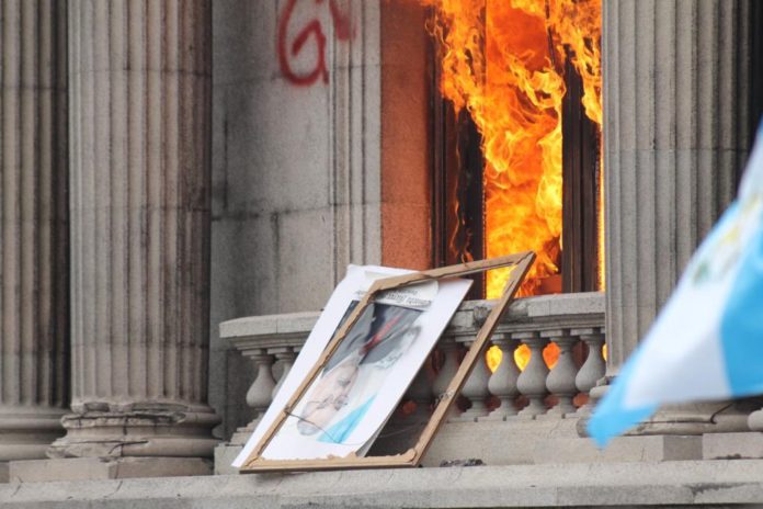Manifestantes toman y prenden fuego al Congreso de Guatemala