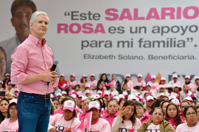 Del Mazo entrega tarjetas de Salario Rosa en Valle de Bravo