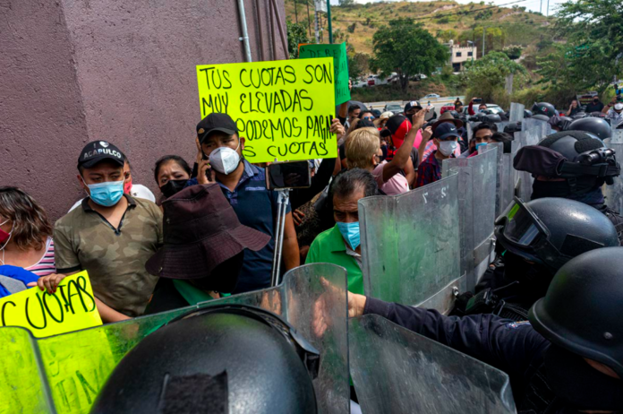 Empresarios marchan en Chilpancingo para protestar contra abusos de coordinador policiaco