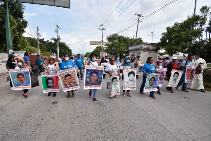 Padres de 43 normalistas desaparecidos toman caseta, exigen investigar a Cienfuegos