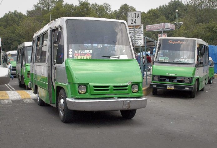 Microbuses piden aumentar dos pesos más sus tarifas