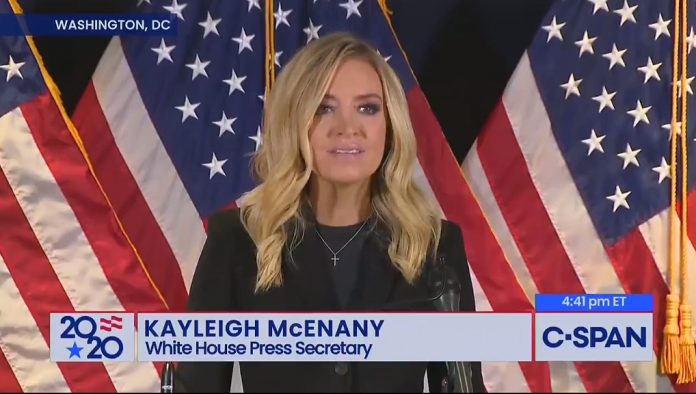 Fox News, medio afín a Trump, corta transmisión de portavoz de La Casa Blanca