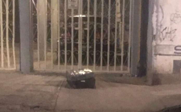 Detienen a dos jóvenes quienes transportaban maleta con restos humanos
