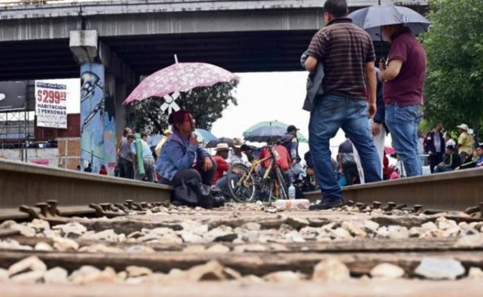 Aureoles va por consulta para retirar bloqueos en vías del tren en Michoacán