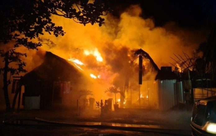 Fuerte incendio consume varios locales de zona costera de Tulum
