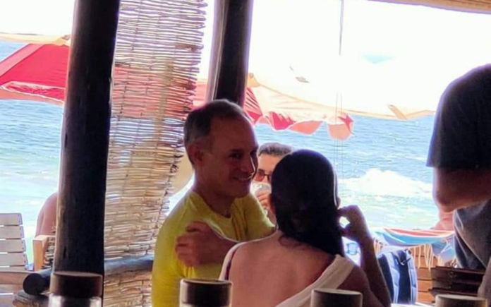 AF exigen renuncia de Gatell tras sus vacaciones en Oaxaca