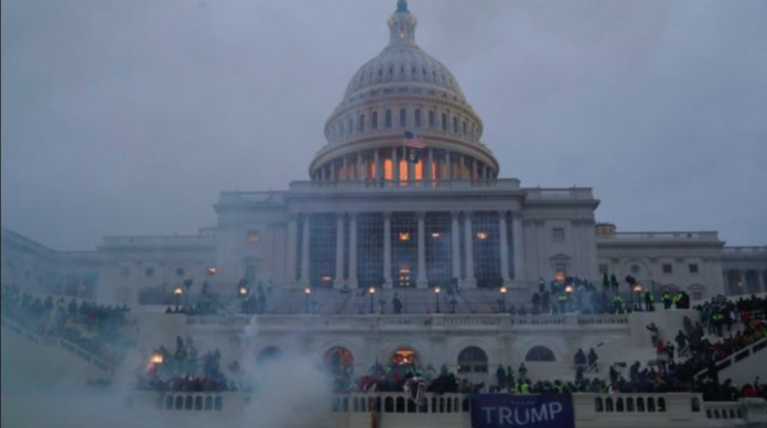 Republicanos y Demócratas piden destitución de Trump tras disturbios en Capitolio