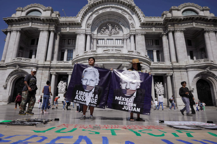 ¿Fracasará el asilo político que le ofreció AMLO a Julian Assange?