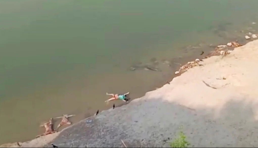 Aparecen decenas de cadáveres en río de la India; podrían ser víctimas de covid
