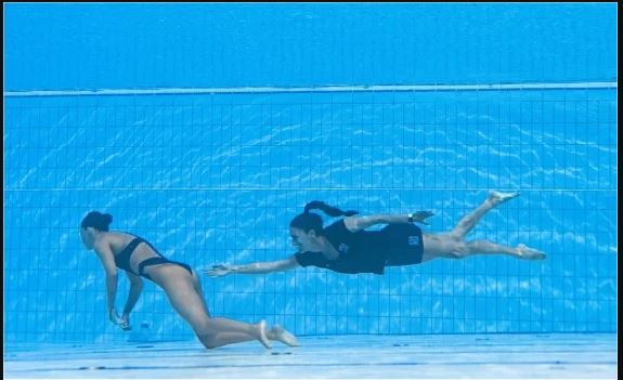 Nadadora se desvanece en competencia