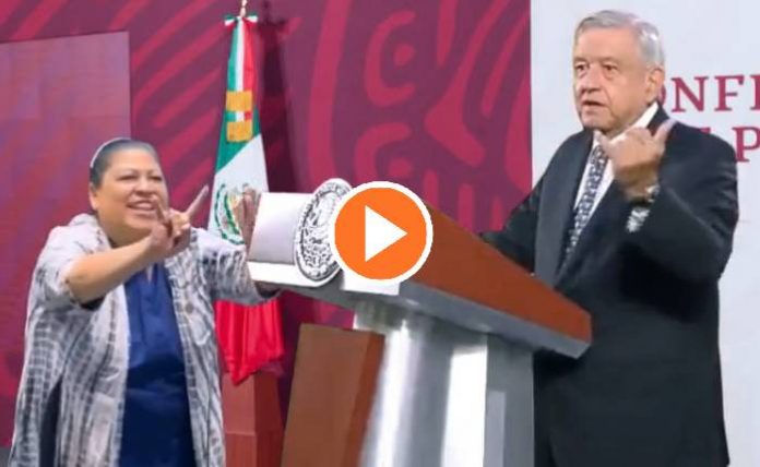 Diputada de Morena le hace señas satánicas a AMLO Diputada de Morena le hace señas satánicas a AMLO