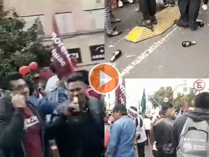 acarreados-bebidas-alcoholicas-mitin-amlo VIDEO-Captan-a-acarreados-consumiendo-bebidas-alcohólicas-en-mitin-de-AMLO