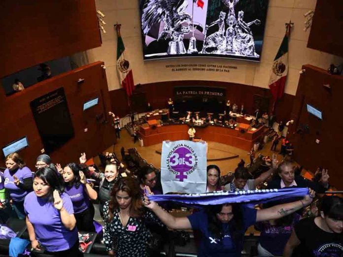 VIDEO-Mujeres-dan-la-espalda-a-Noroña-en-declaratoria-de-Ley-3-de-3-contra-la-violencia